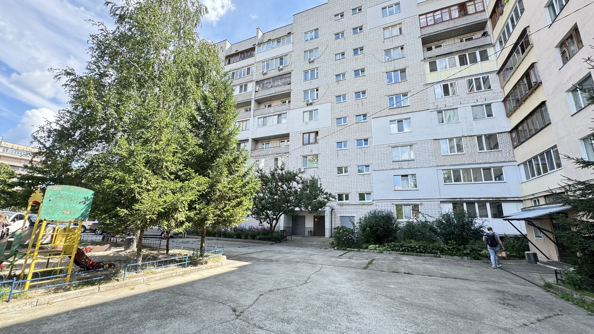 Продаж 3-кімнатної квартири 67.1 м², Дніпровська вул., 3Б