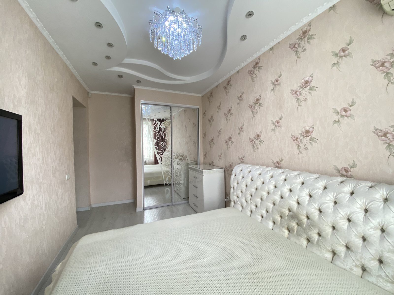 Продажа 3-комнатной квартиры 70 м², Соборный просп., 212