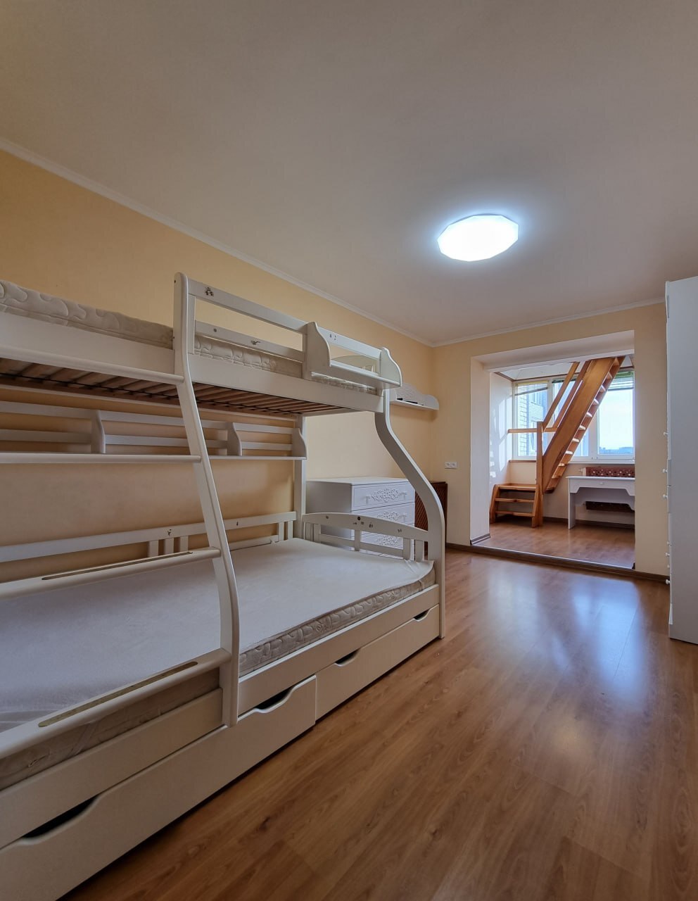 Продаж 3-кімнатної квартири 75 м², Менахем-Мендл Шнеєрсона вул.