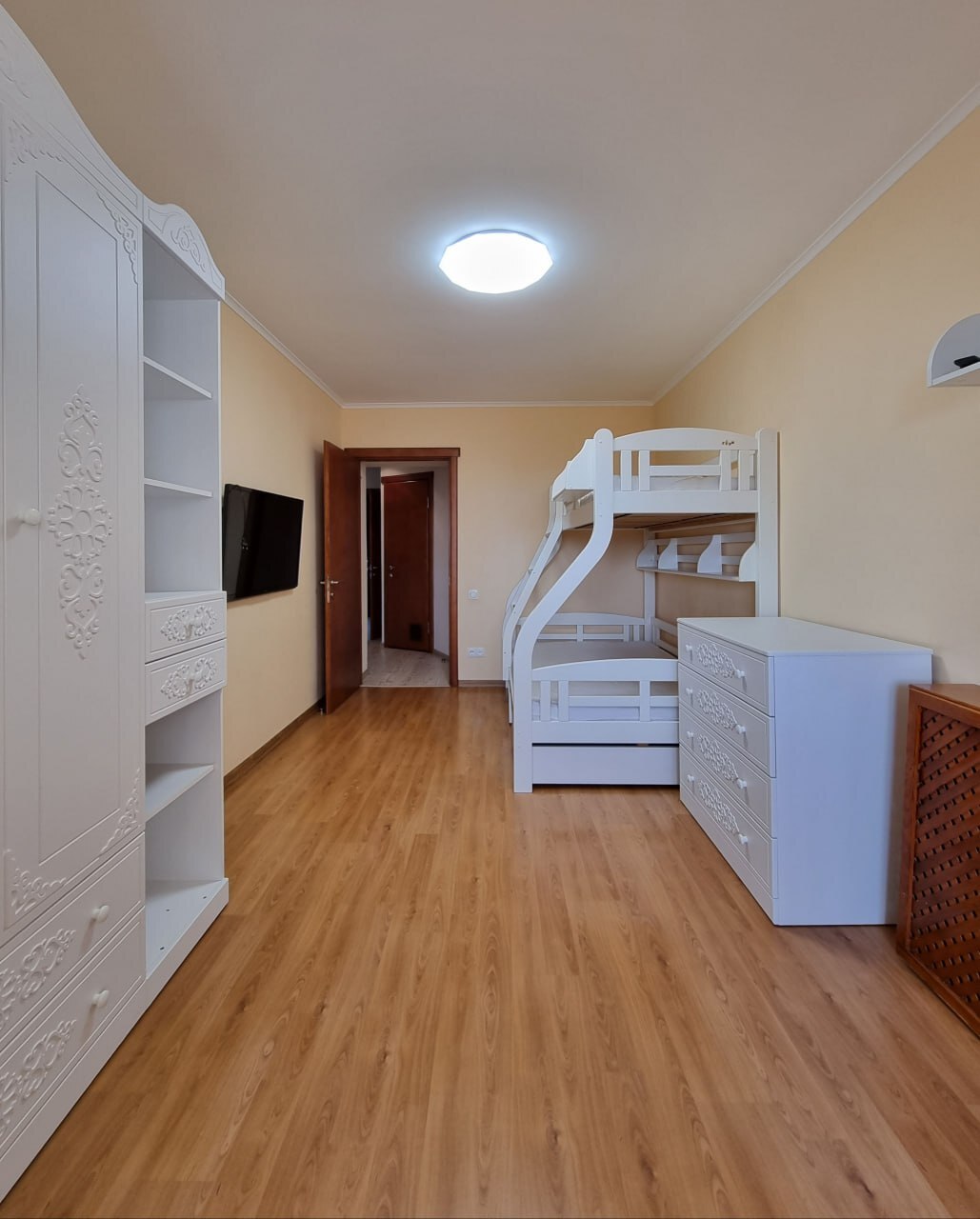 Продаж 3-кімнатної квартири 75 м², Менахем-Мендл Шнеєрсона вул.