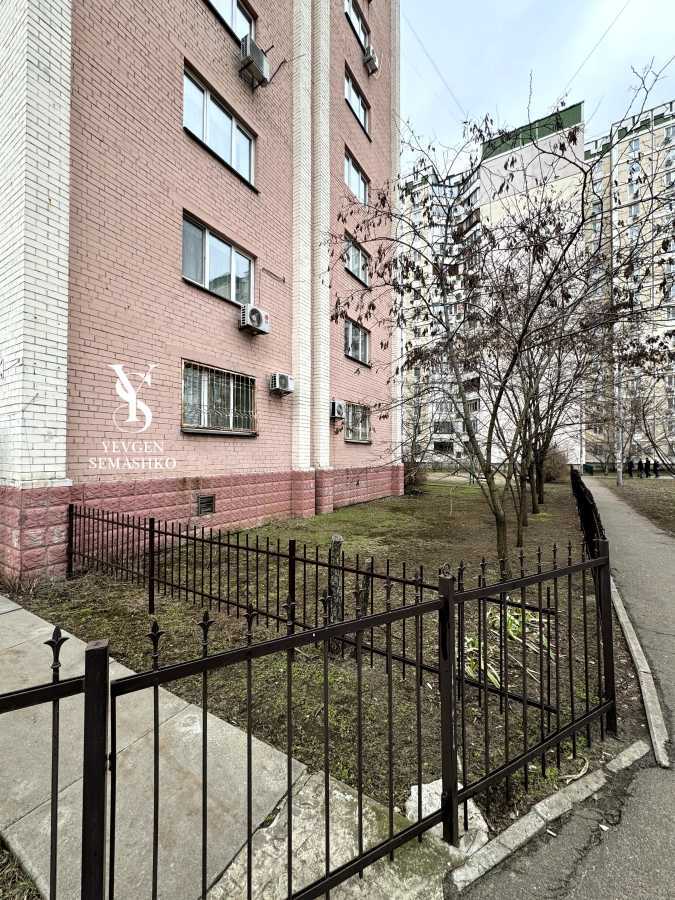 Продаж офісу 143 м², Вишняківська вул., 13А