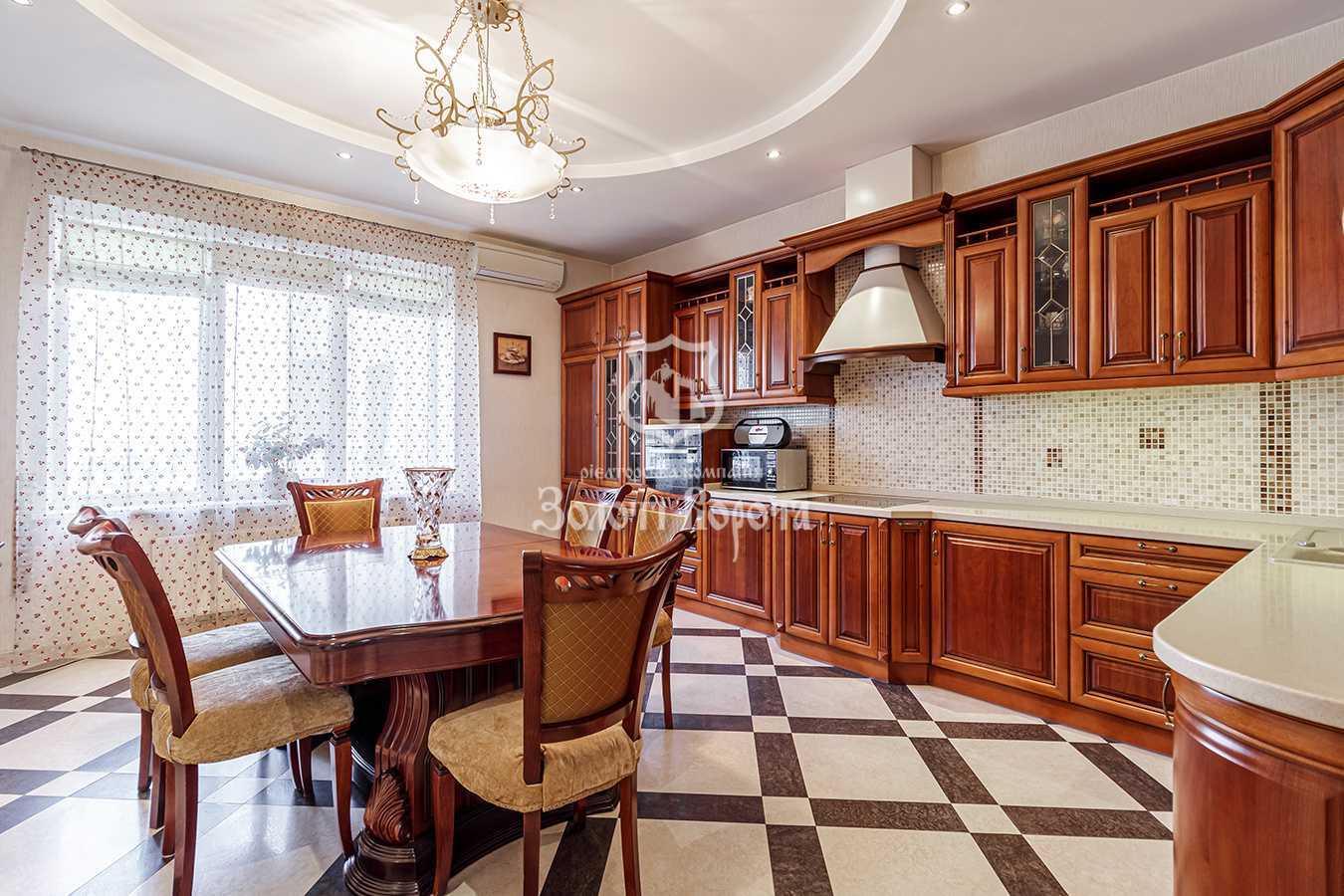 Продаж 3-кімнатної квартири 160 м², Молдавська вул., 2