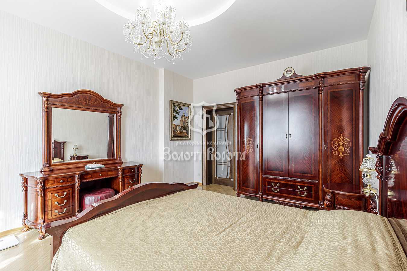 Продаж 3-кімнатної квартири 160 м², Молдавська вул., 2