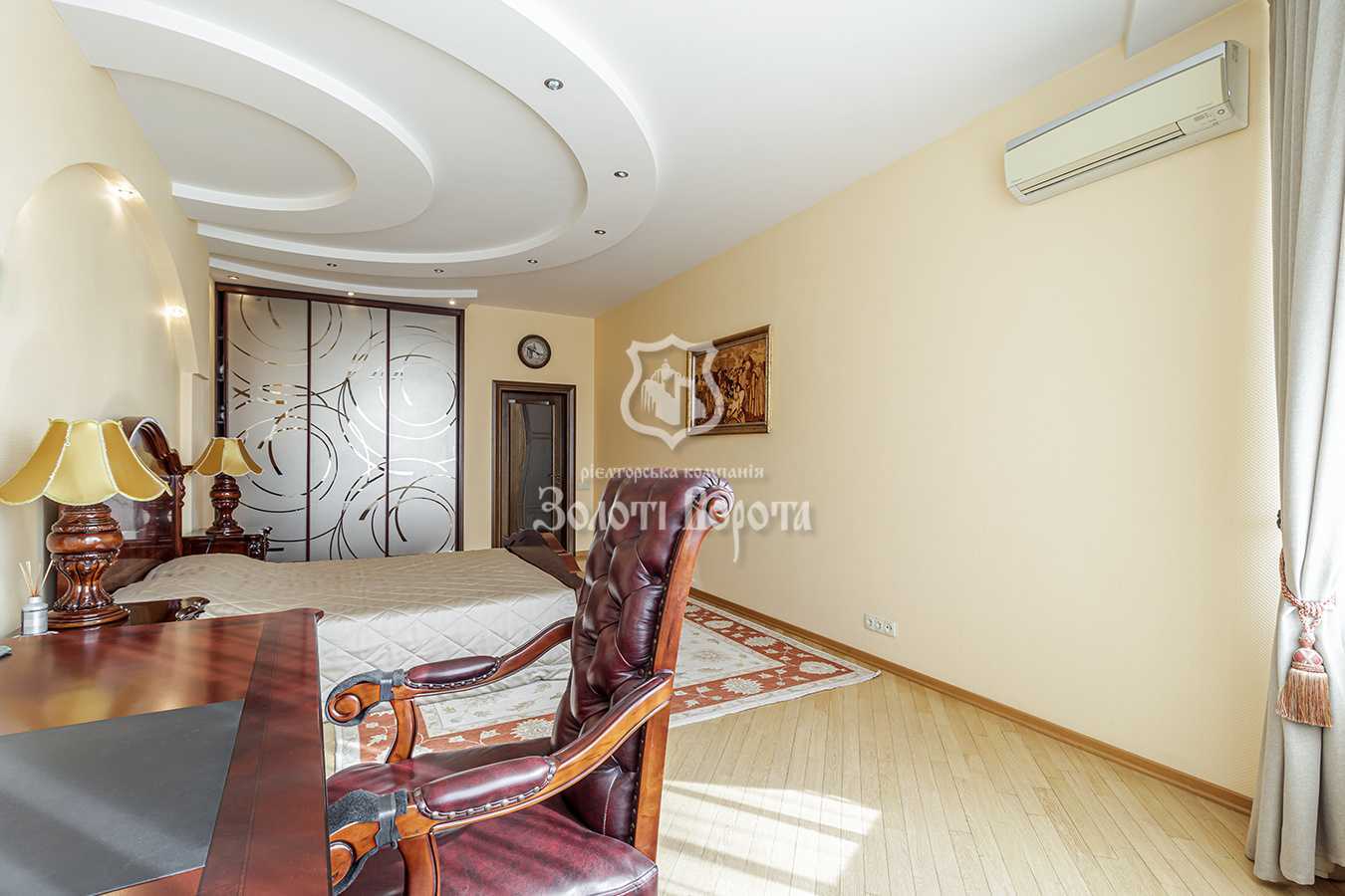 Продаж 3-кімнатної квартири 160 м², Молдавська вул., 2