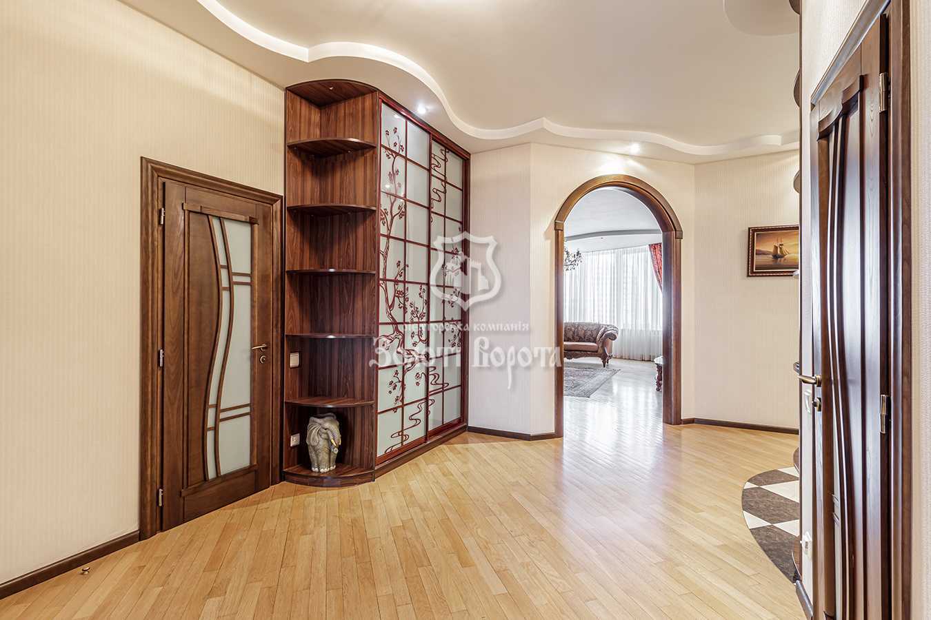 Продаж 3-кімнатної квартири 160 м², Молдавська вул., 2