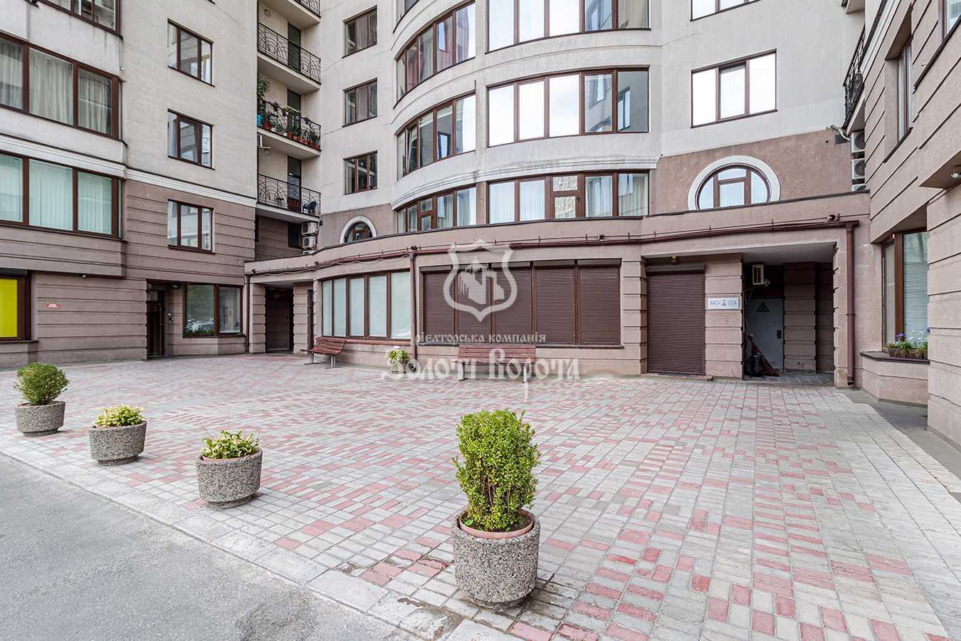 Продажа 3-комнатной квартиры 160 м², Молдавская ул., 2