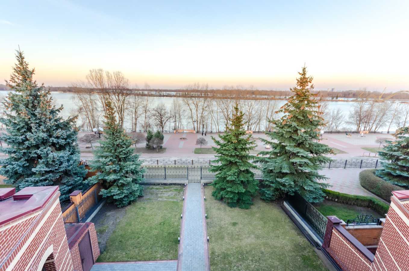 Продаж будинку 615 м², Оболонська пл., 63