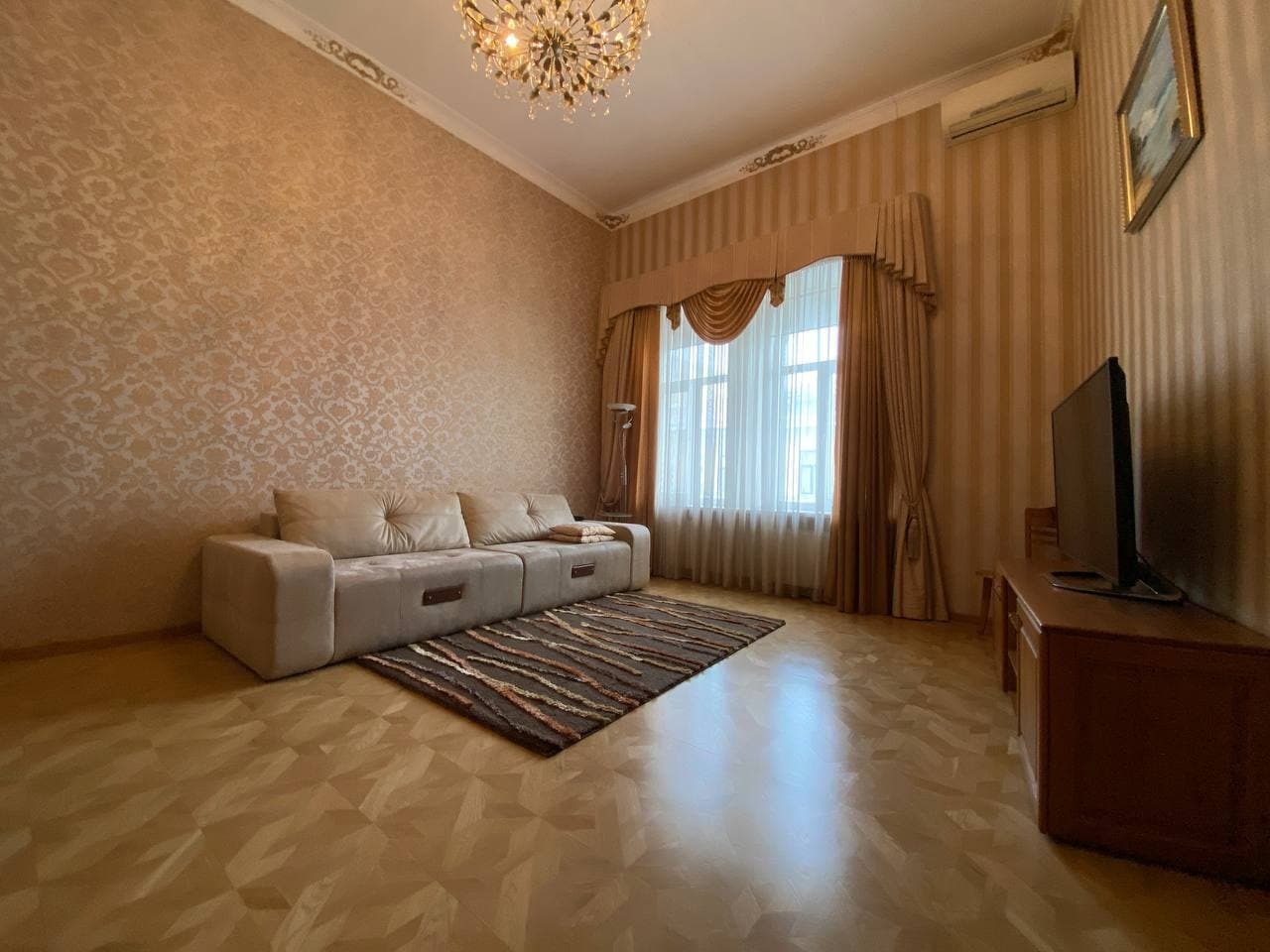 Продаж 5-кімнатної квартири 218 м²