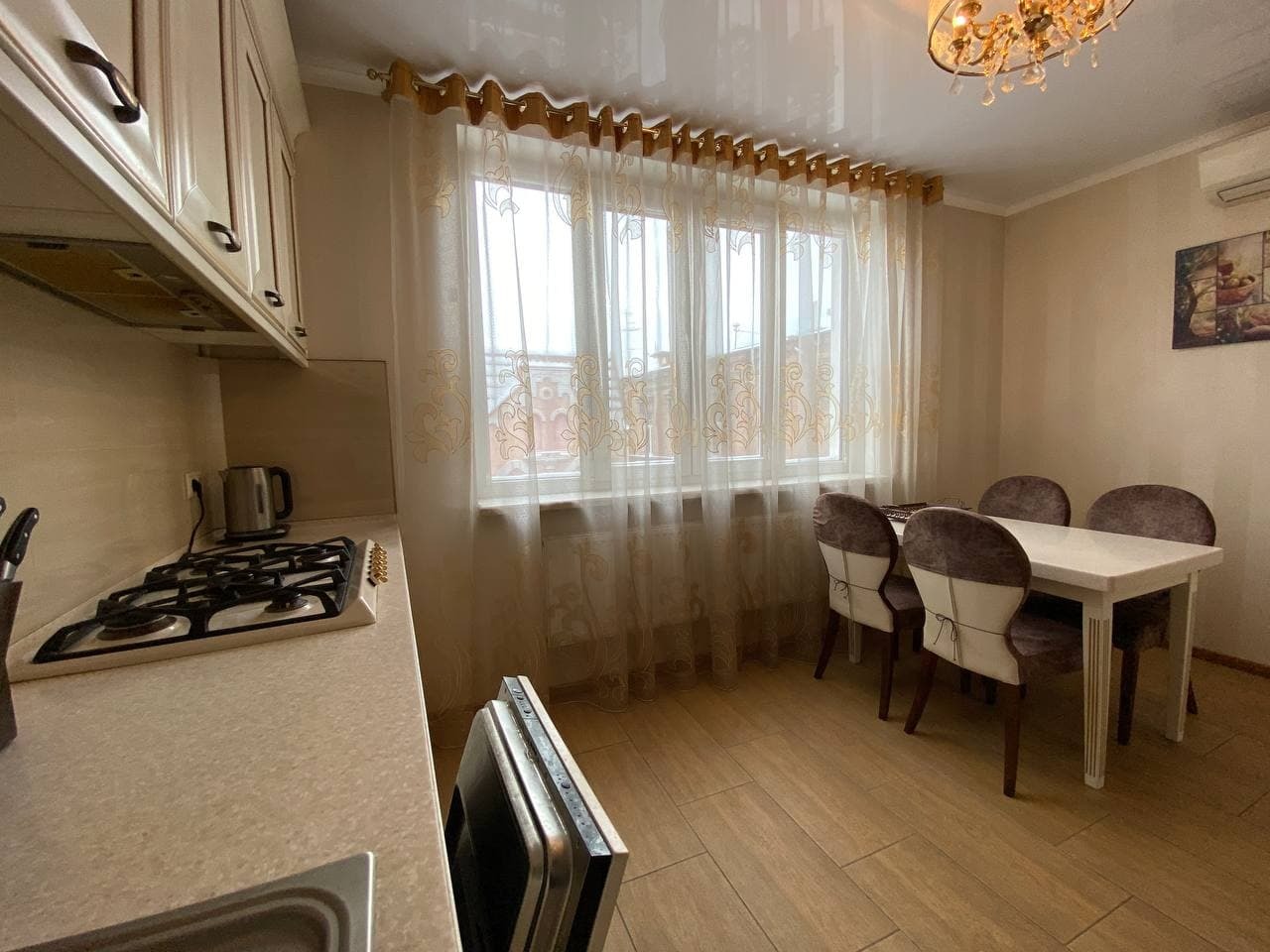 Продаж 5-кімнатної квартири 218 м²