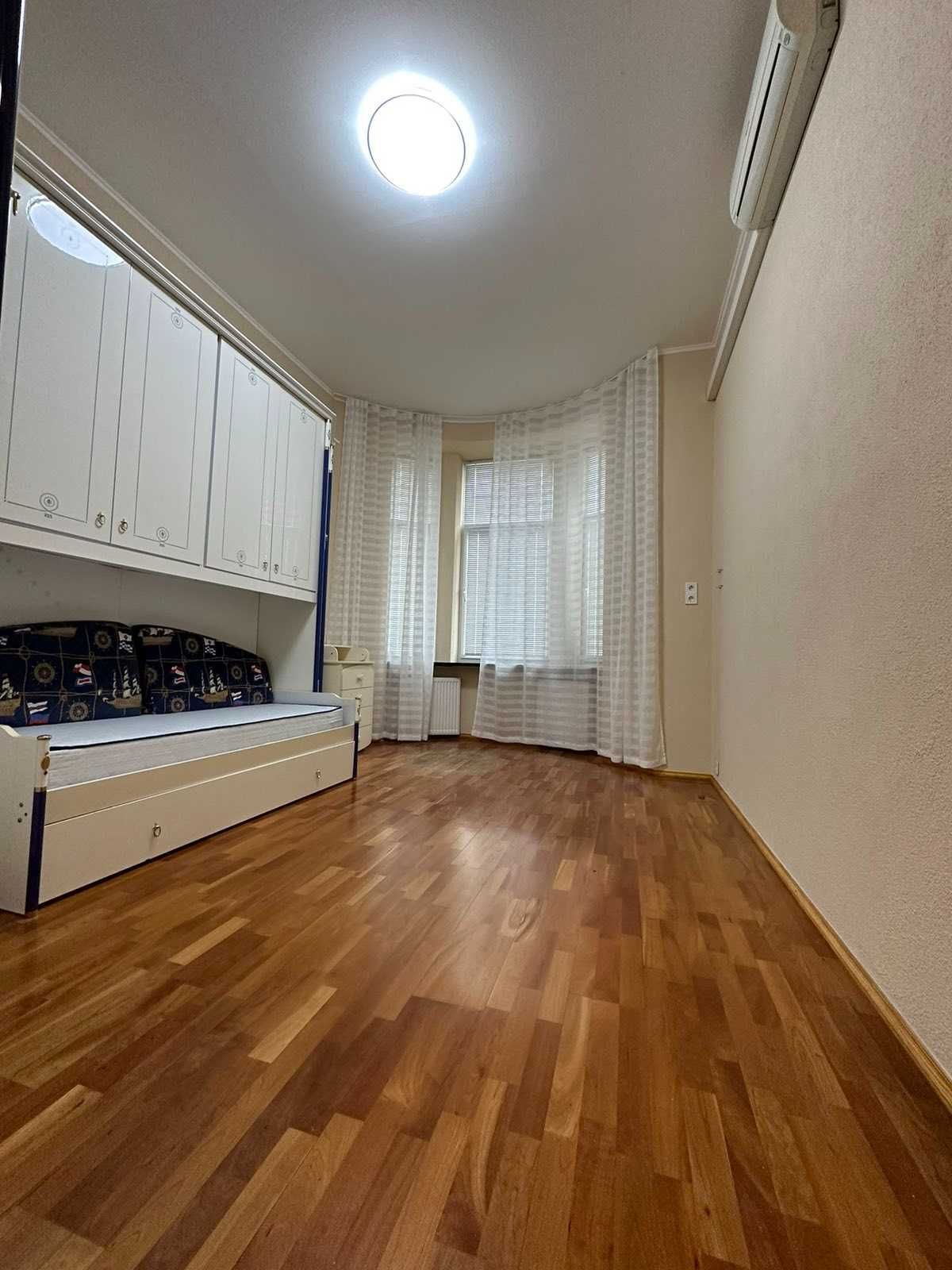 Продаж 3-кімнатної квартири 142 м²