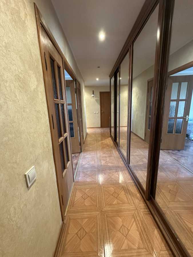 Продажа 3-комнатной квартиры 68 м², Академика Глушкова просп., 32