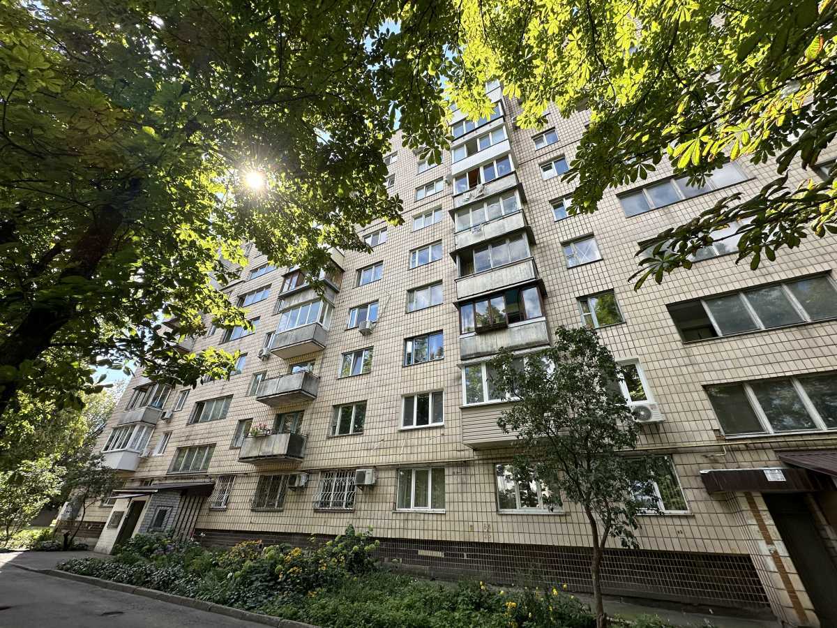 Продажа 3-комнатной квартиры 68 м², Академика Глушкова просп., 32