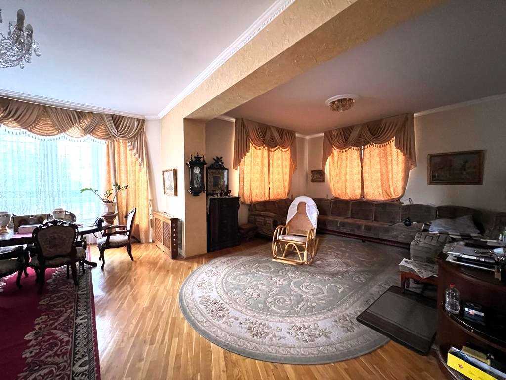 Продаж котеджу 710 м², Травнева вул., 4