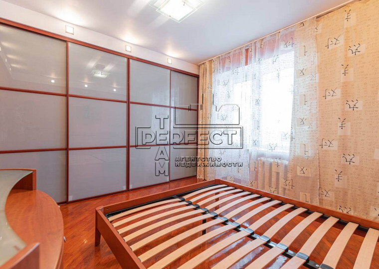 Продаж 3-кімнатної квартири 98 м², Богатирська вул., 6/1