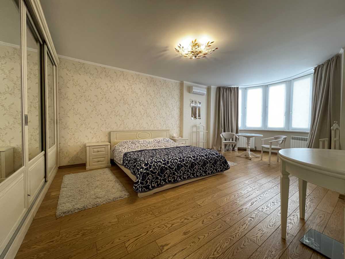 Продаж 4-кімнатної квартири 133 м², Срібнокільська вул., 22