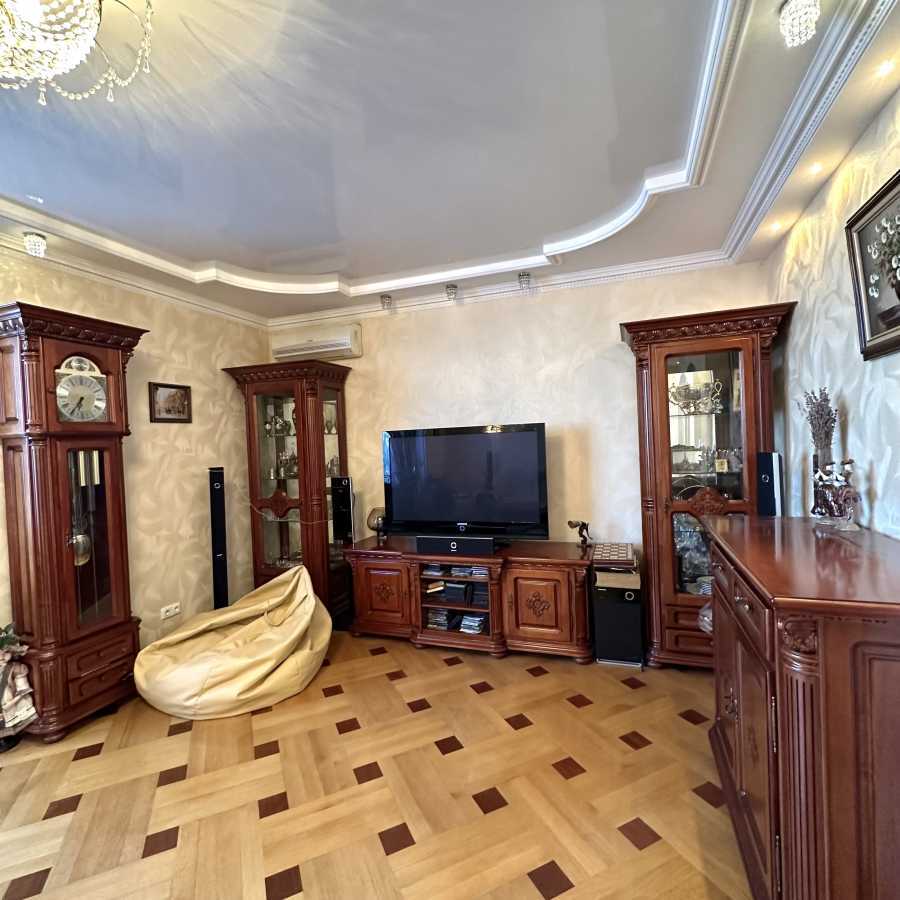 Продаж 4-кімнатної квартири 142 м², Осіння вул., 33