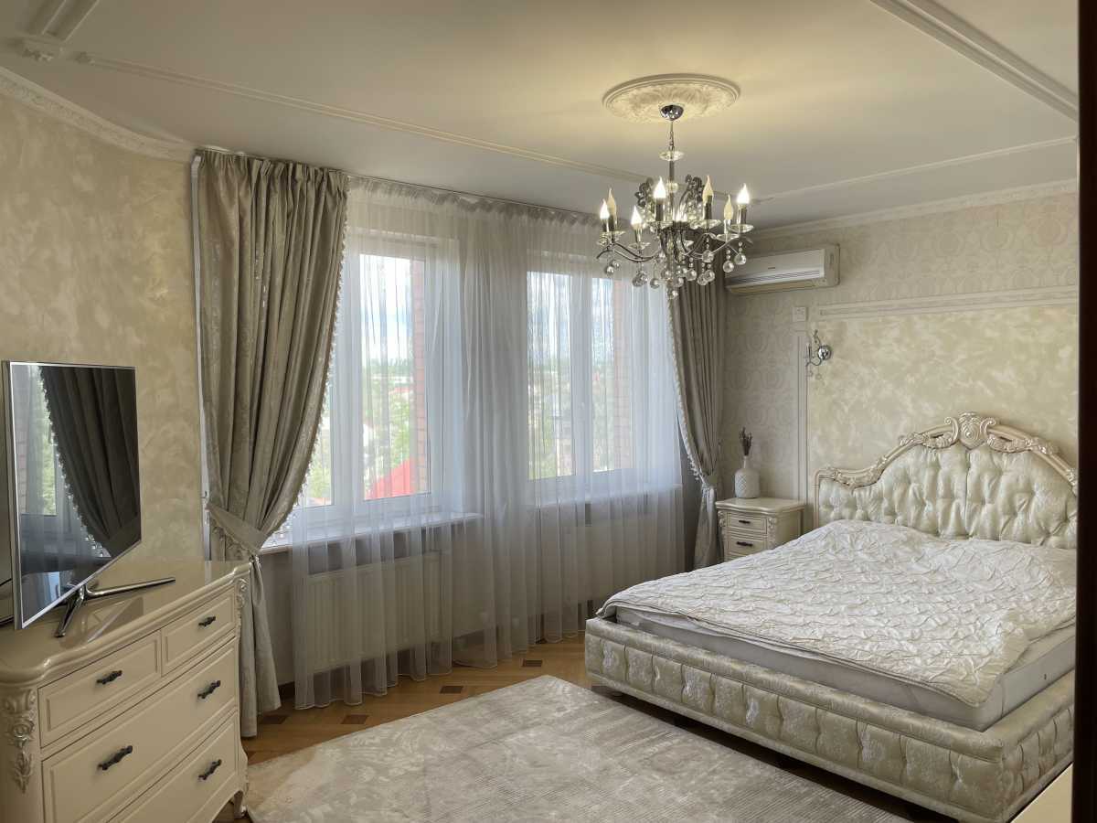 Продаж 4-кімнатної квартири 142 м², Осіння вул., 33