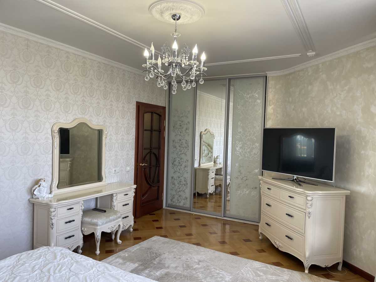 Продаж 4-кімнатної квартири 142 м², Осіння вул., 33