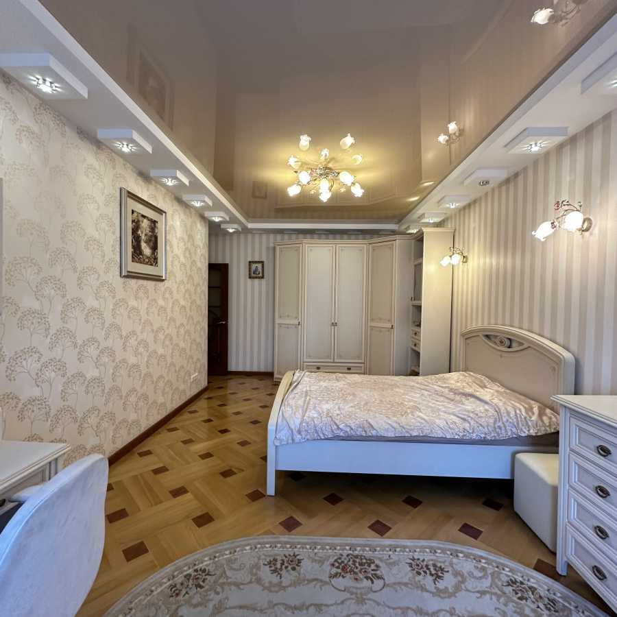 Продаж 4-кімнатної квартири 142 м², Осіння вул., 33