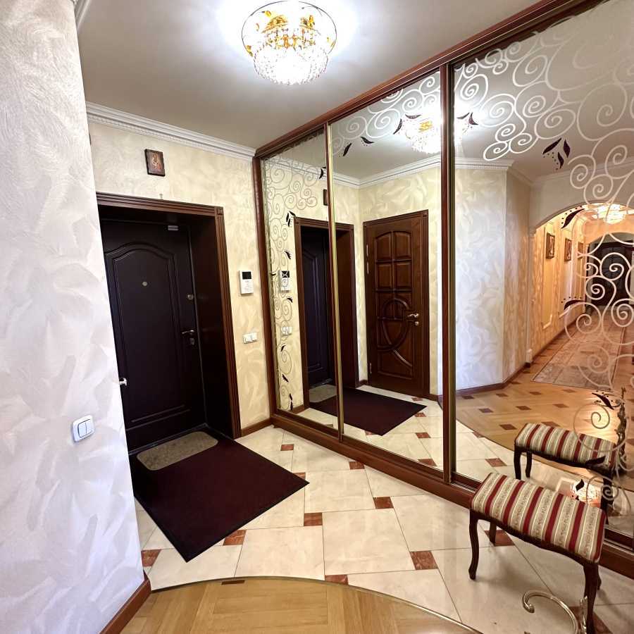 Продаж 4-кімнатної квартири 142 м², Осіння вул., 33