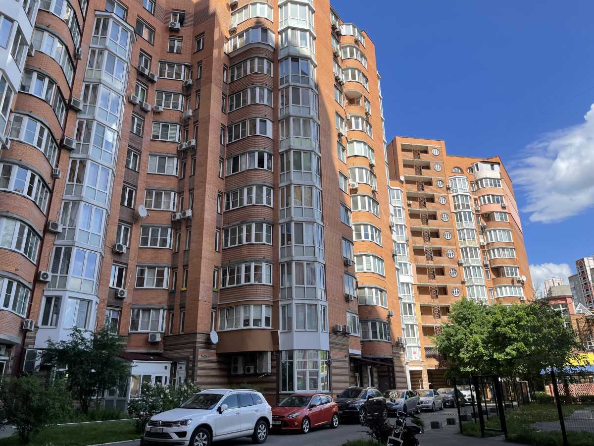 Продаж 4-кімнатної квартири 142 м², Осіння вул., 33