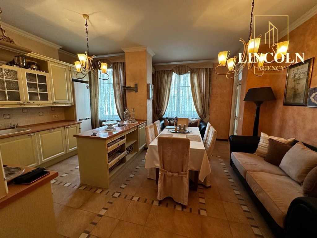 Продажа 4-комнатной квартиры 145 м², Деревлянская ул., 10А