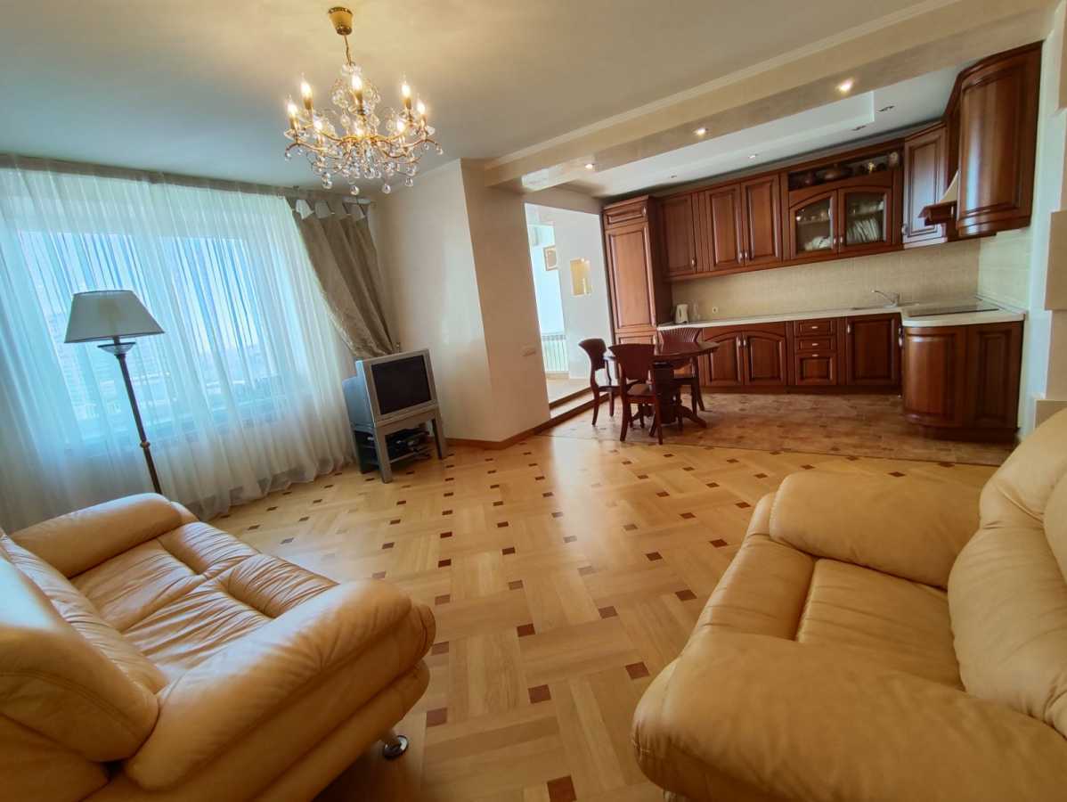 Продаж 3-кімнатної квартири 89 м², Васильківська вул., 18