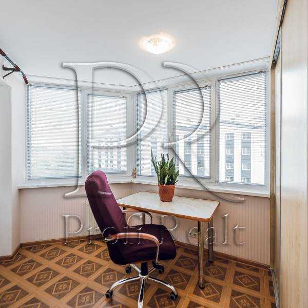 Продаж 2-кімнатної квартири 73 м², Теплична вул., 38