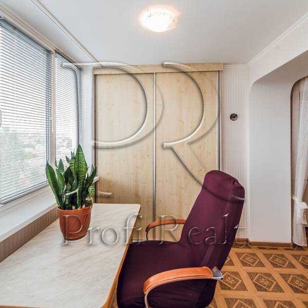 Продаж 2-кімнатної квартири 73 м², Теплична вул., 38