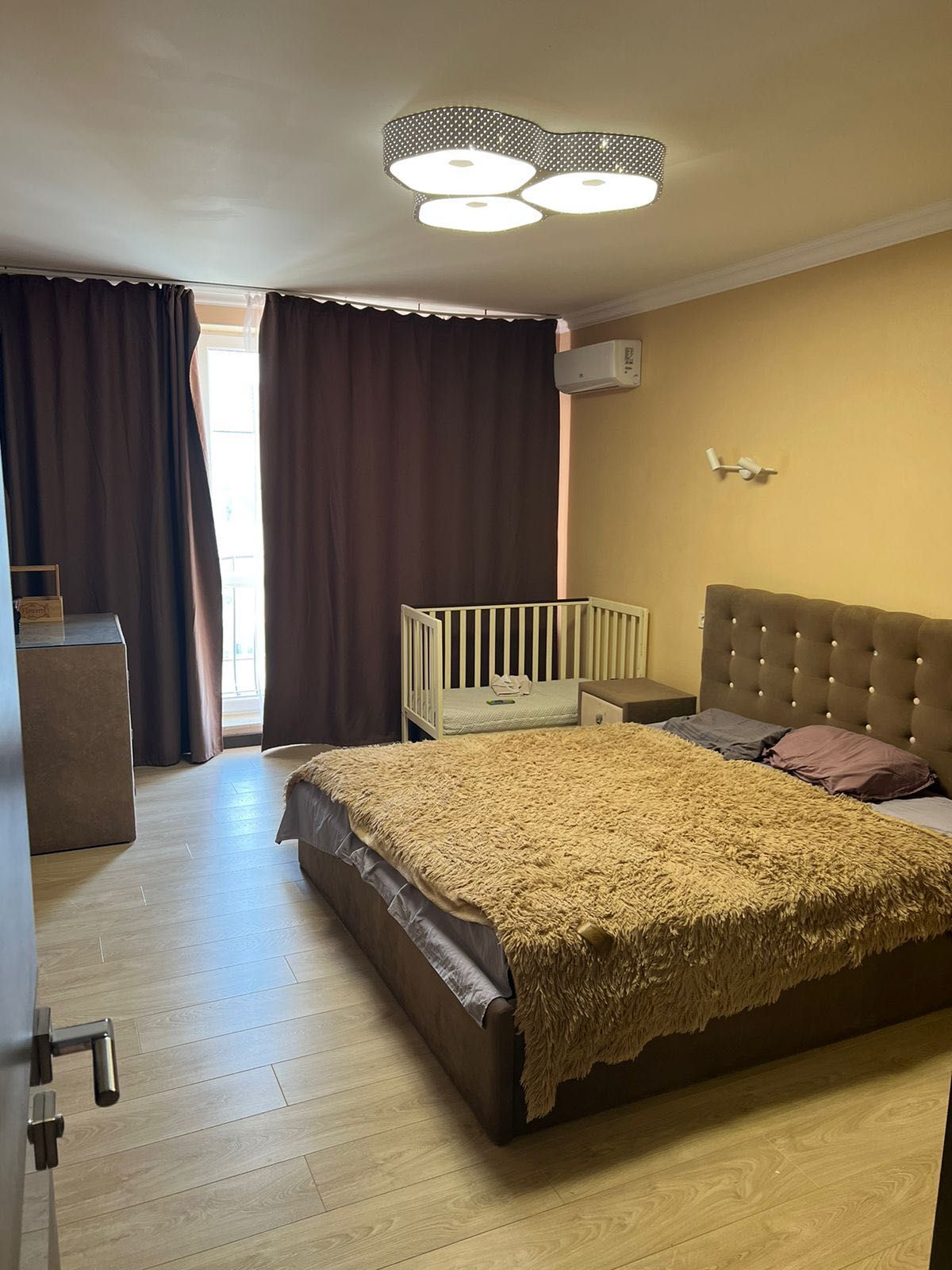 Продаж 4-кімнатної квартири 159 м²