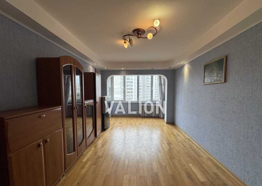 Продаж 3-кімнатної квартири 70 м², Мілютенка вул., 18