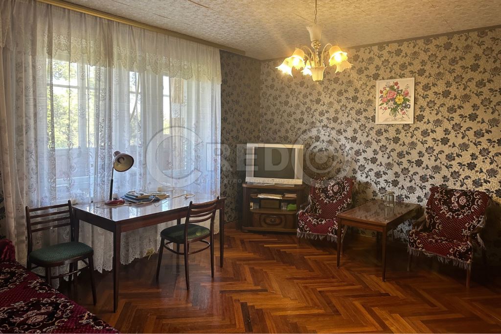 Продаж 4-кімнатної квартири 81.3 м², Першотравнева вул.