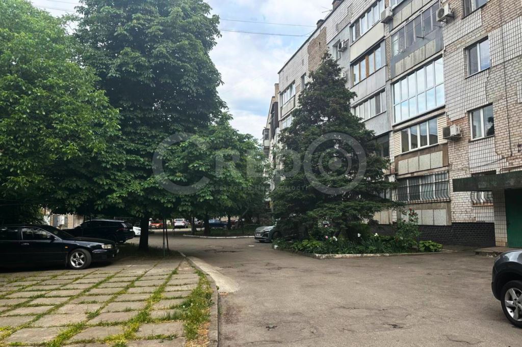 Продаж 4-кімнатної квартири 81.3 м², Першотравнева вул.