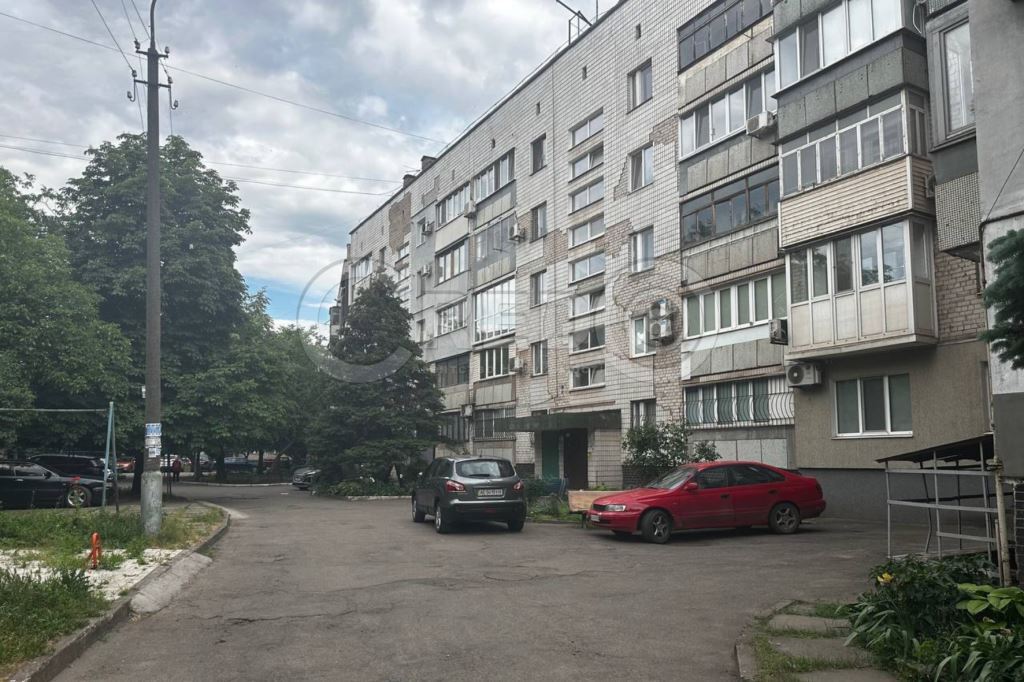 Продаж 4-кімнатної квартири 81.3 м², Першотравнева вул.
