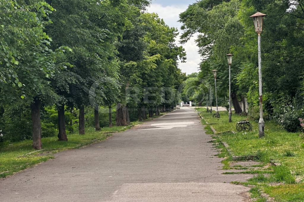 Продаж 4-кімнатної квартири 81.3 м², Першотравнева вул.
