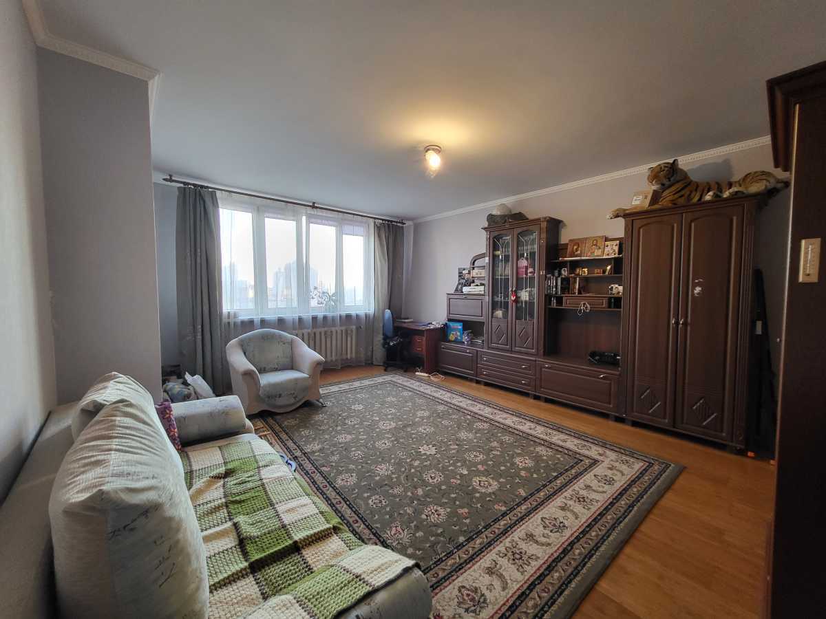 Продаж 2-кімнатної квартири 88.3 м², Срібнокільська вул., 1