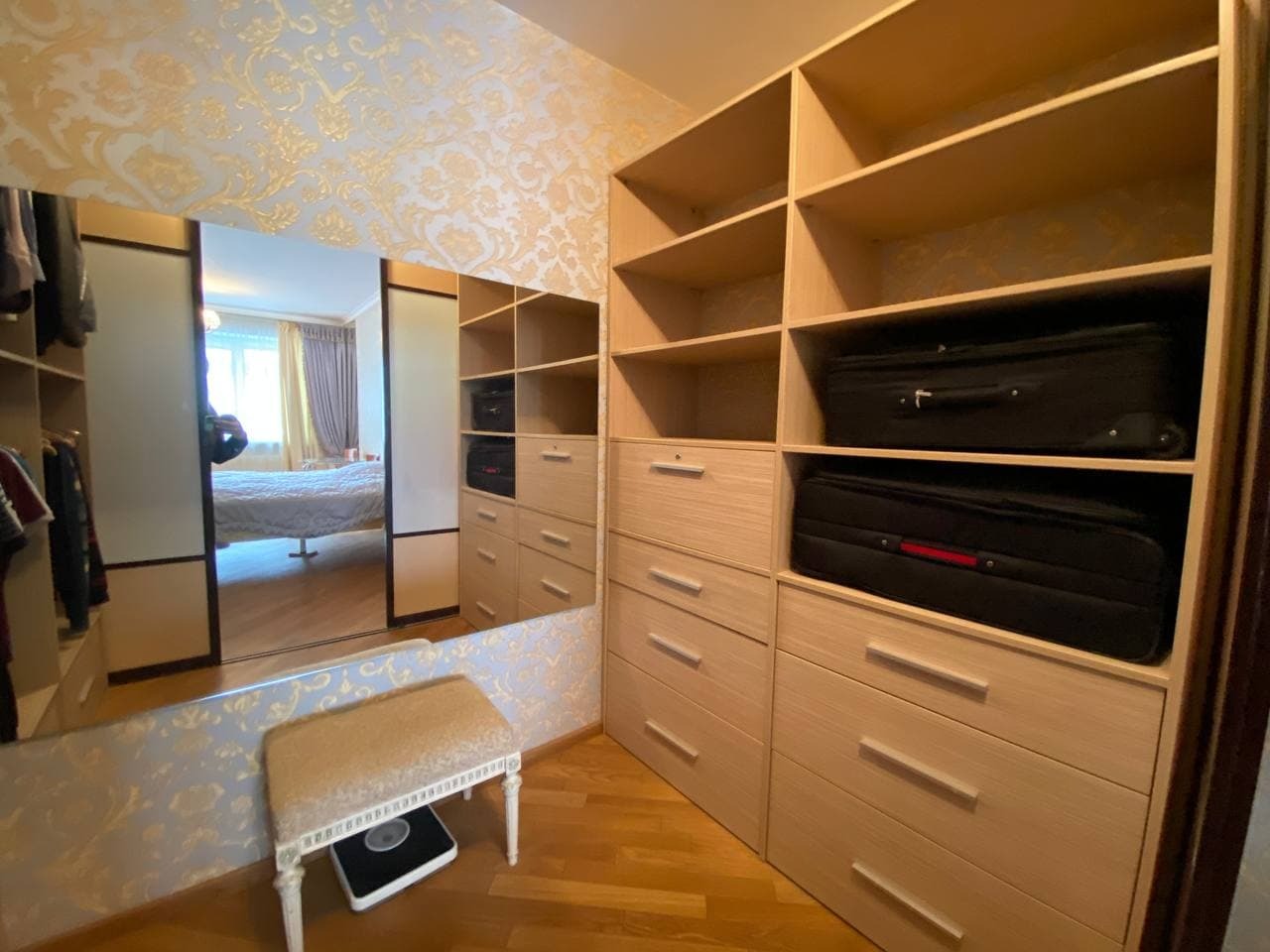 Продаж 5-кімнатної квартири 218 м²