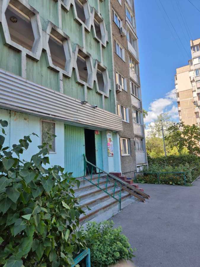 Продажа 3-комнатной квартиры 68 м², Сержа Лифаря ул., 3Б