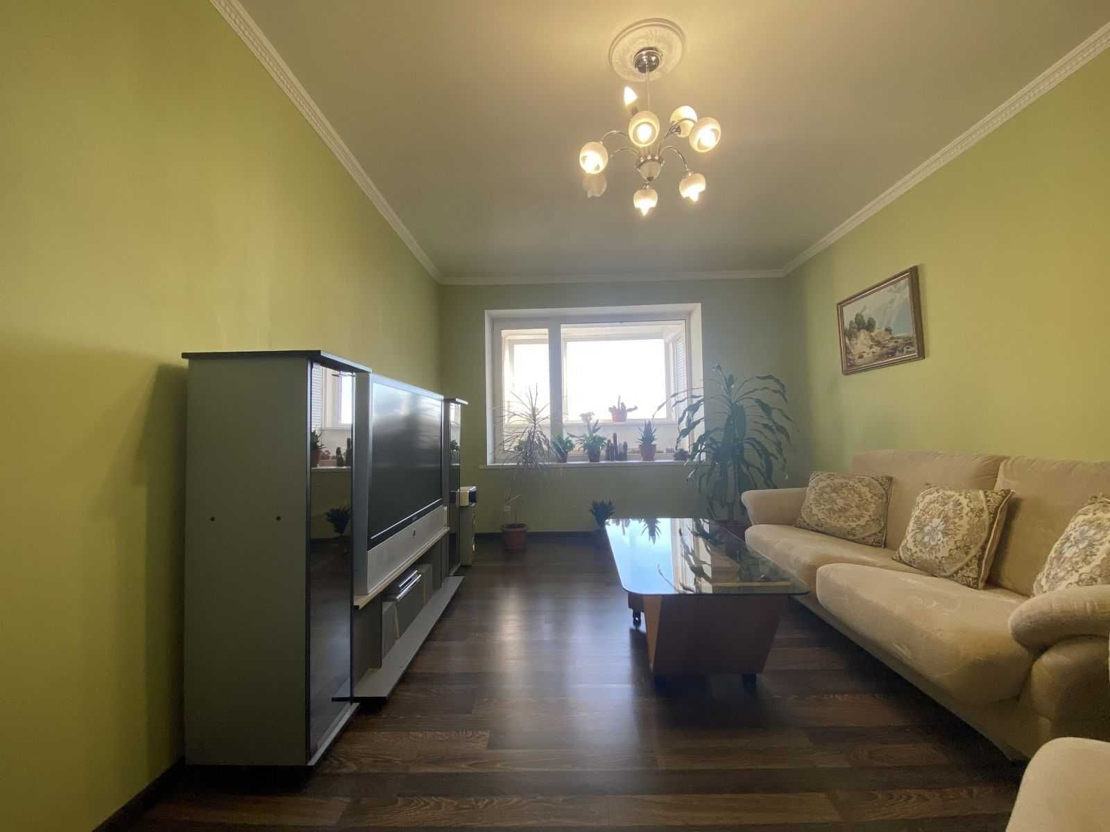 Продаж 3-кімнатної квартири 70 м², Робітнича вул., 152