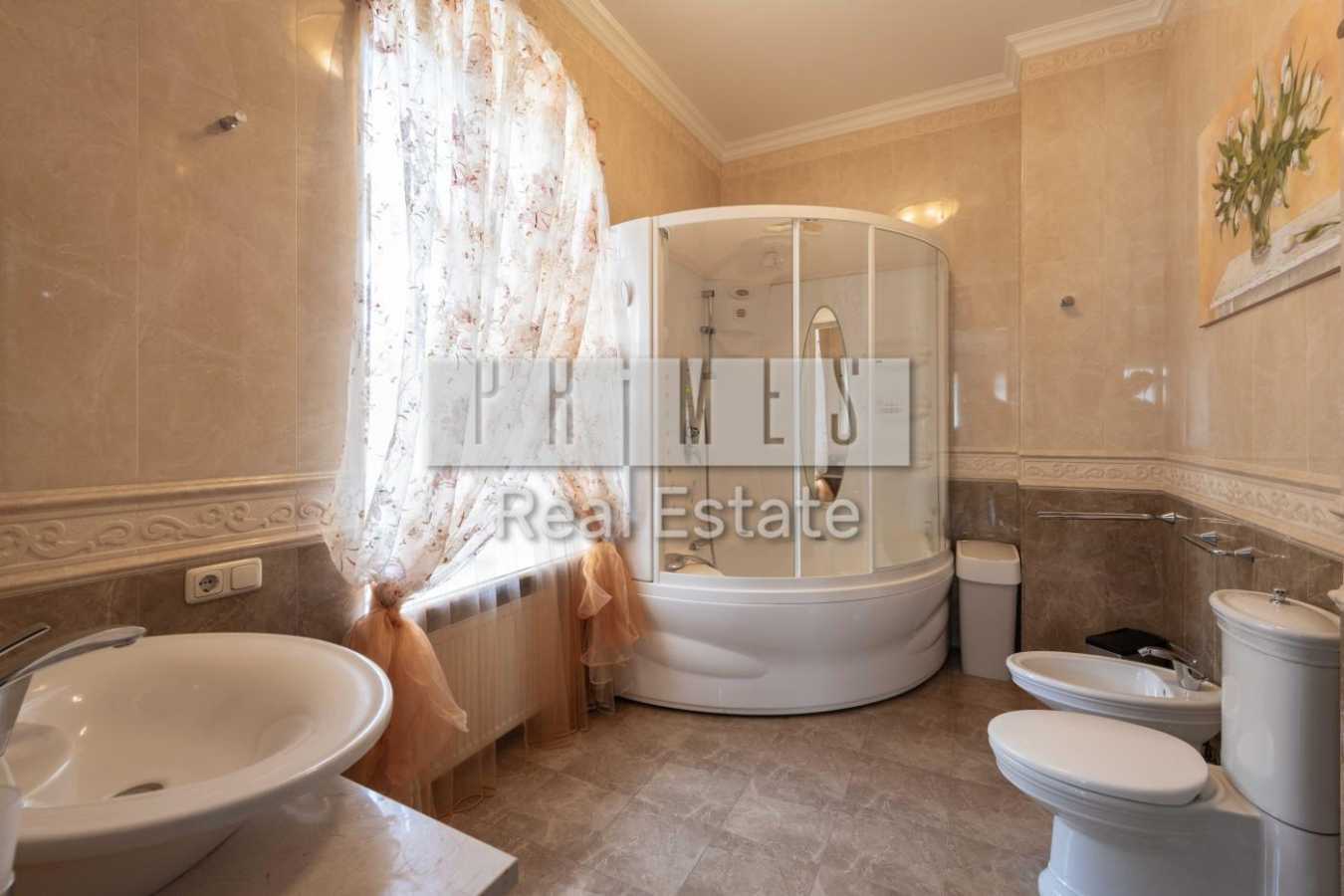 Оренда 3-кімнатної квартири 220 м², Рейтарська вул., 4