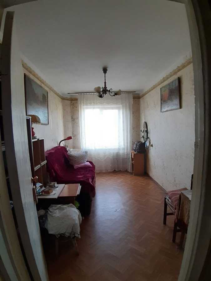 Продаж 3-кімнатної квартири 67.5 м², Квітнева вул., 15