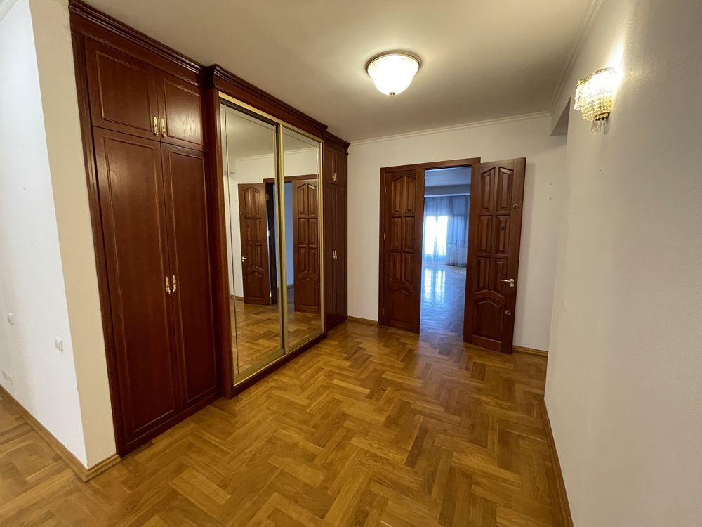 Аренда 4-комнатной квартиры 215 м²