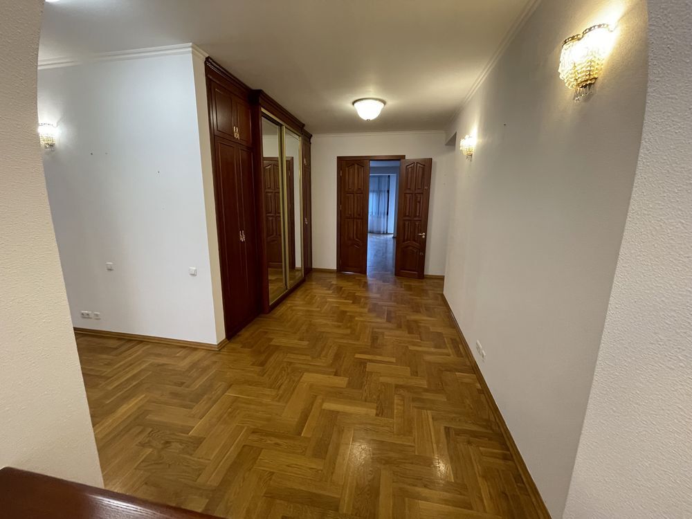 Аренда 4-комнатной квартиры 215 м²