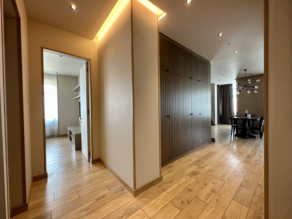 Продаж 4-кімнатної квартири 317 м²