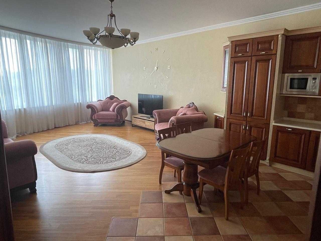 Продаж 3-кімнатної квартири 157 м²