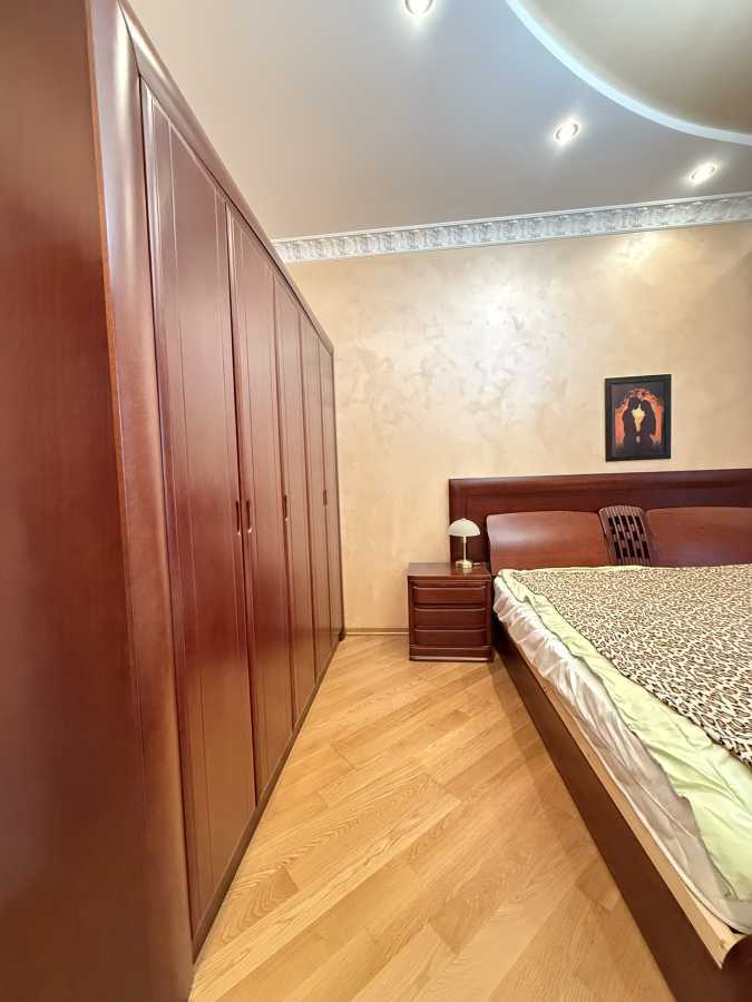 Оренда 3-кімнатної квартири 105 м², Дмитрівська вул., 69