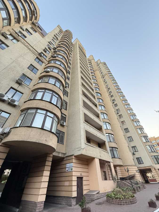 Оренда 3-кімнатної квартири 105 м², Дмитрівська вул., 69