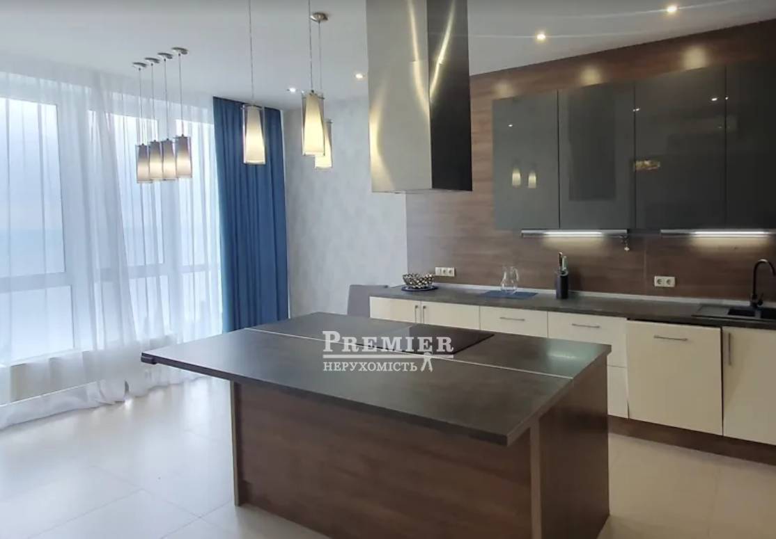 Продаж 4-кімнатної квартири 160 м², Літературна вул.