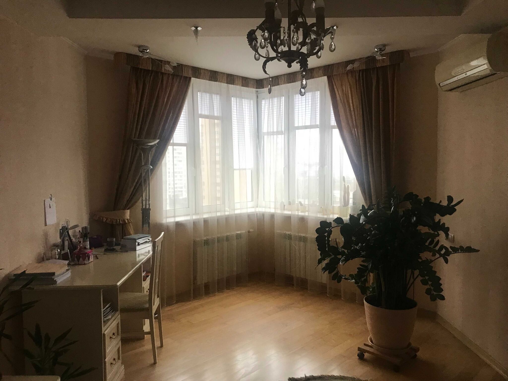 Продаж 4-кімнатної квартири 142 м²