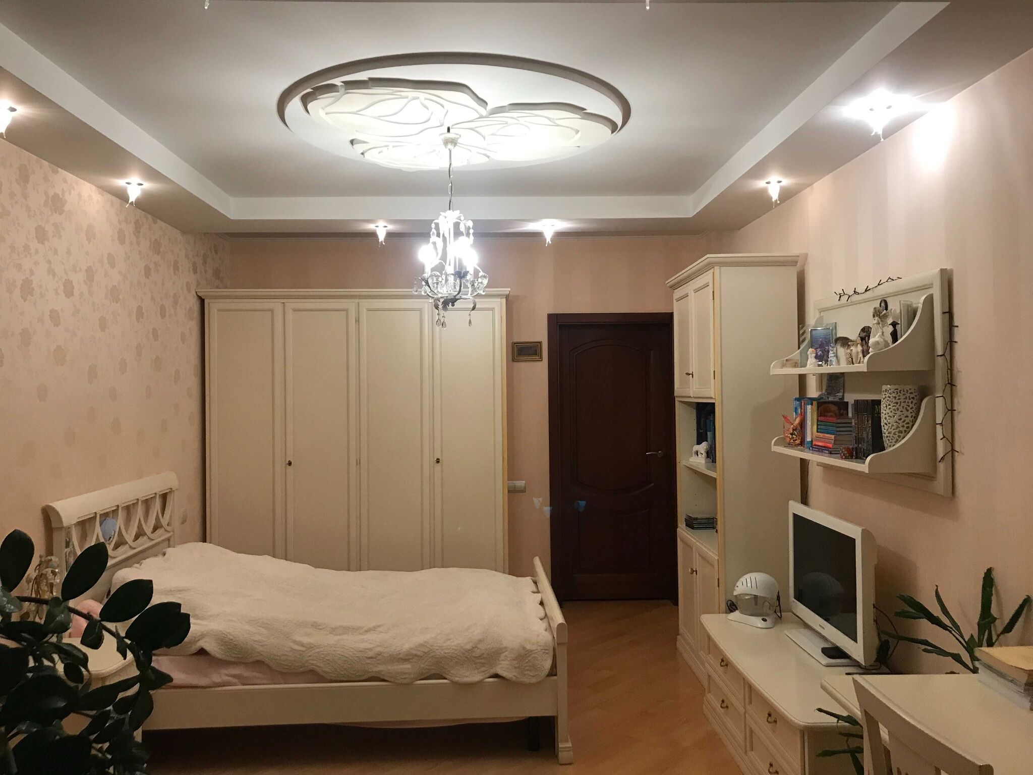 Продаж 4-кімнатної квартири 142 м²